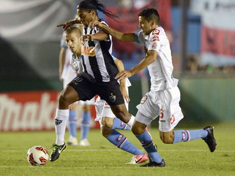 Nhung pha bong dinh cao cua Ronaldinho o Atletico Mineiro hinh anh