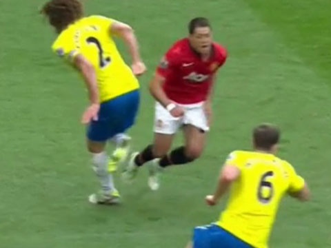 Pha an va bat thanh cua Javier Hernandez hinh anh