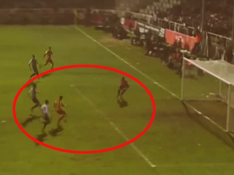 Alexis Sanchez con chan go hon Torres hinh anh