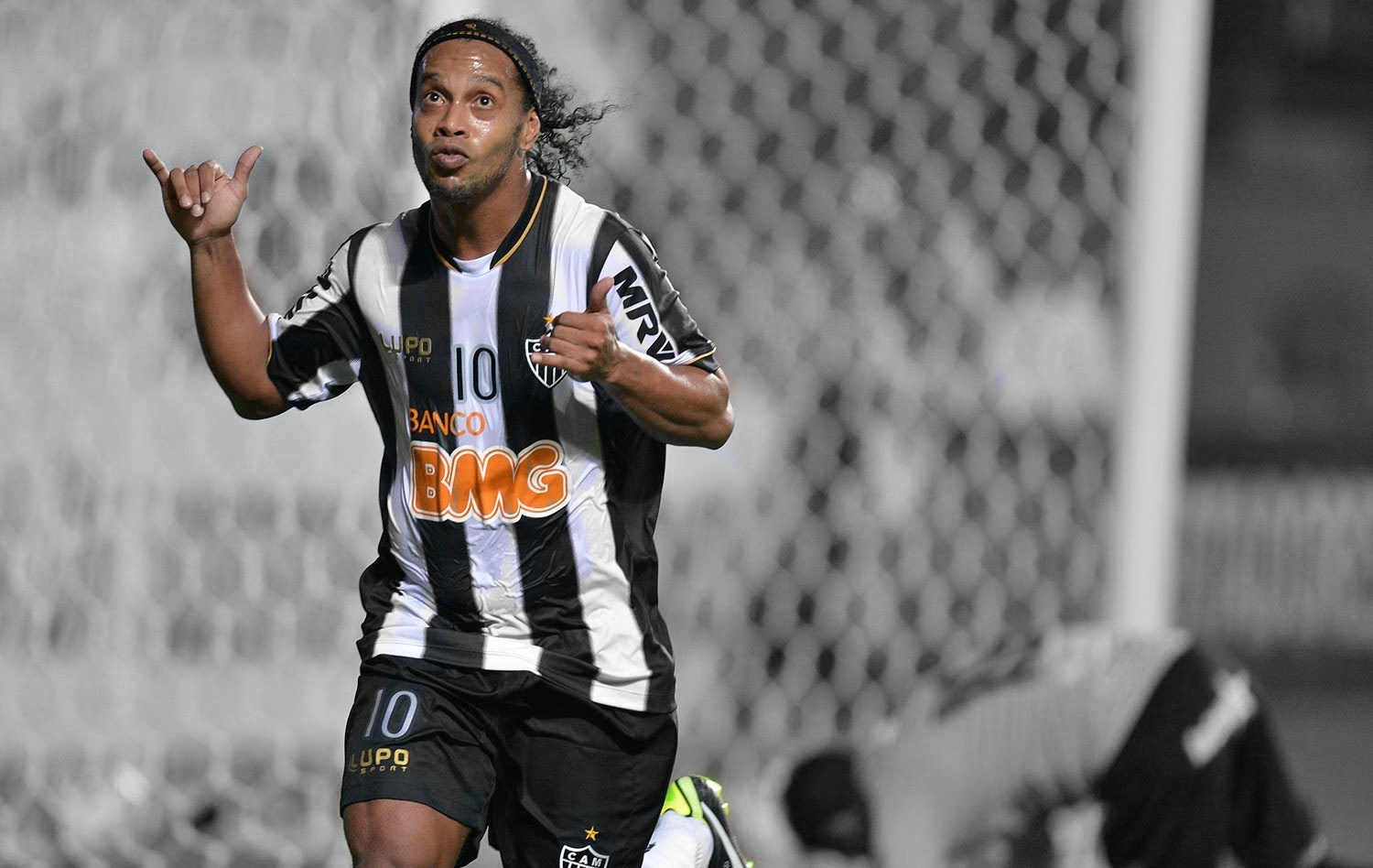 Ronaldinho tro lai voi pha sut phat tuyet dep hinh anh