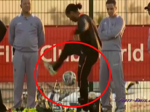 Ronaldinho lai tro tai lam xiec voi bong hinh anh