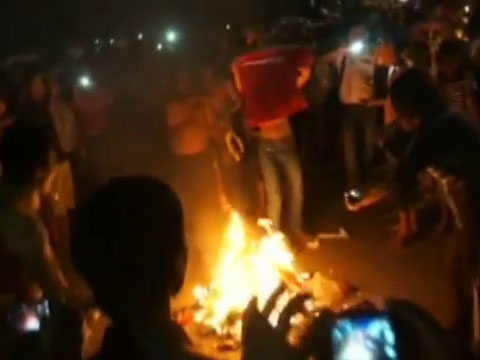 Clip co dong vien Myanmar noi loan sau that bai cua doi U23 hinh anh