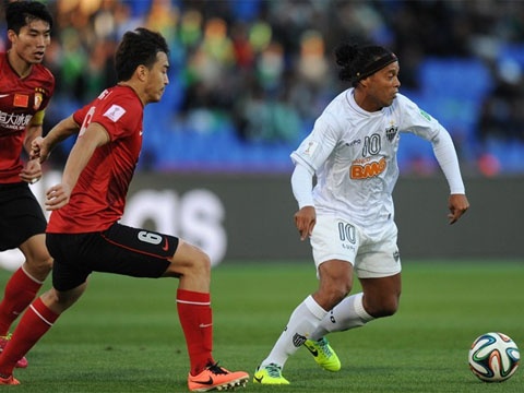 Ronaldinho lai co sieu pham tu da phat hinh anh