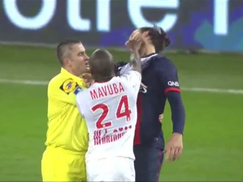 Gay go, Ibrahimovic bi doi thu ha do van hinh anh