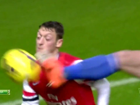 Pha dap bong cua Ivanovic khien Oezil nong mat hinh anh