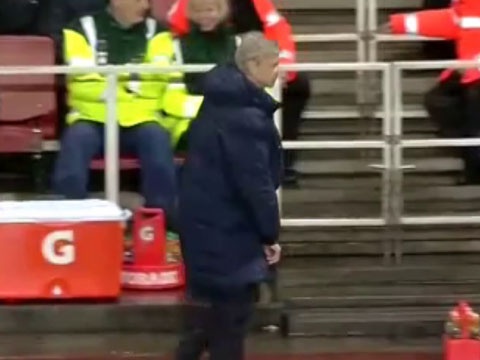 Qua cang thang, HLV Wenger khong keo noi khoa ao hinh anh