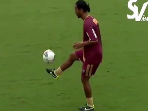 Nhung man bieu dien ky thuat ngau hung cua Ronaldinho hinh anh