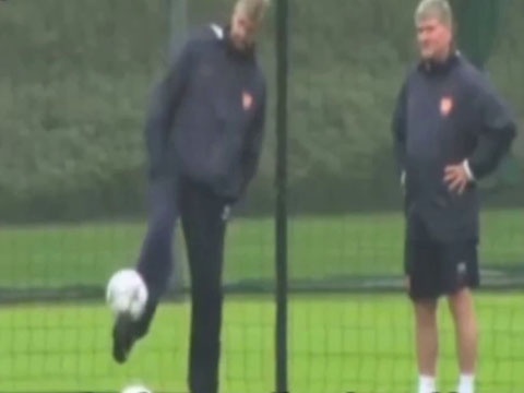 HLV Arsene Wenger tro tai tang bong hinh anh