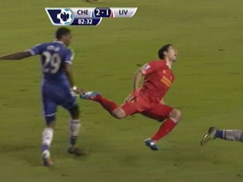 Pha bong nhay cam cua Eto'o voi Suarez hinh anh