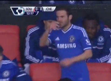 Mata noi cau vi bi Mourinho thay som hinh anh