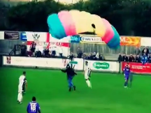 Nhung tinh huong bong da hai huoc nhat nam qua hinh anh