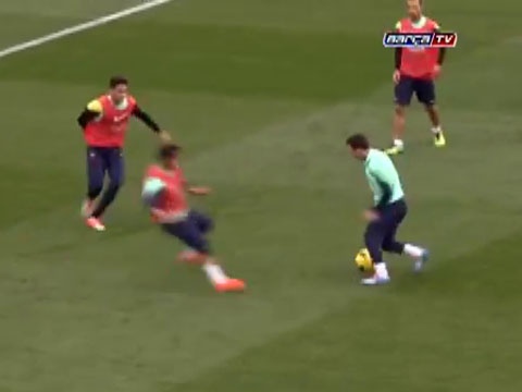 Messi lap hat-trick tren san tap hinh anh