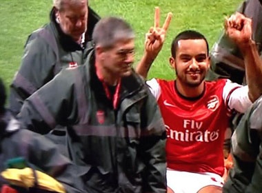 Walcott khien co dong vien Tottenham phat dien hinh anh