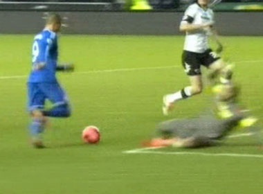 Tinh huong xu ly bong vung ve cua Torres hinh anh