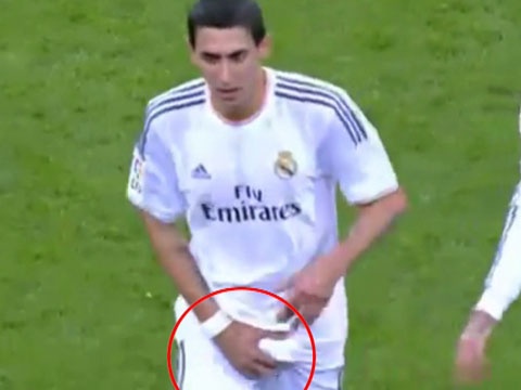 Hanh dong kho hieu khi roi san cua Angel di Maria hinh anh