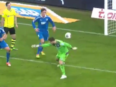 Top 10 sai lam hai huoc nhat luot di Bundesliga hinh anh