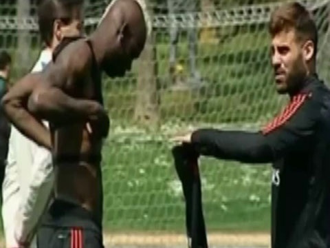 Nhung tinh huong hai huoc tren san tap cua sao Milan hinh anh