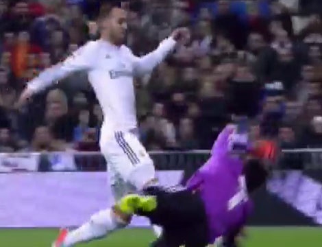 Pha bong gay tranh cai cua sao tre Real hinh anh