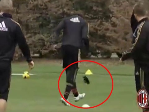 Ky nang tang mu dang cap cua Balotelli hinh anh