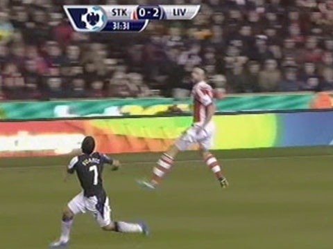 Pha bat bai cuc quai cua Luis Suarez hinh anh