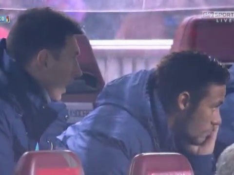 Messi ngap ngu khi nhin dong doi thi dau hinh anh