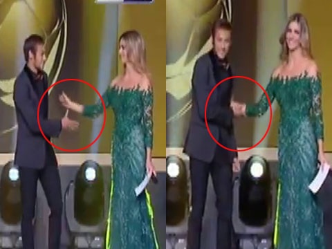 Neymar bi MC xinh dep lam be mat tren san khau hinh anh