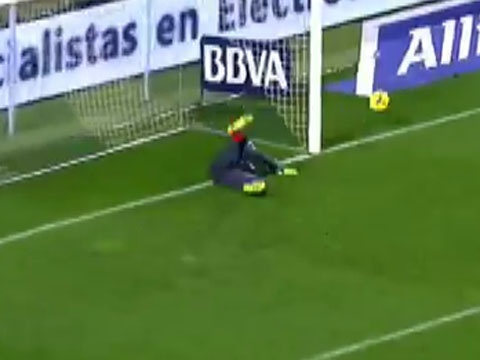 Pha can pha xuat than cua thu thanh Diego Alves hinh anh