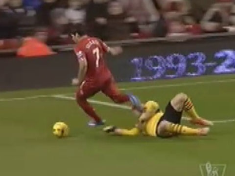 Suarez lai gio thoi an va kiem penalty hinh anh