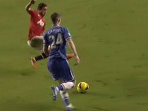 Hai pha vao bong nguy hiem cua Vidic va Rafael hinh anh