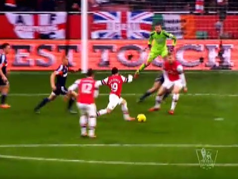 Top 5 ban thang, cuu thua an tuong nhat vong 22 NH Anh hinh anh