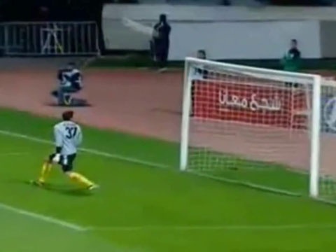 Thu mon bat luc nhin bong sau cu sut tuyet dep hinh anh