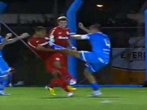 Pha vao bong tho bao hon 'do te' De Jong hinh anh