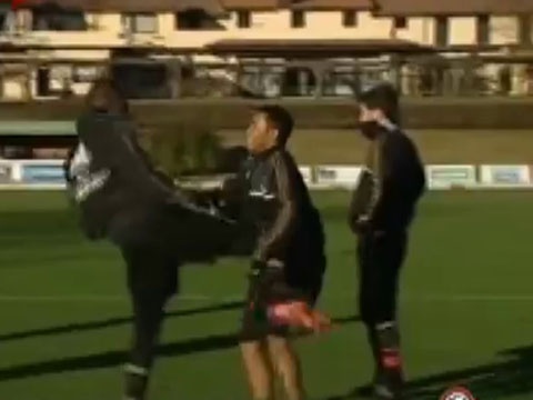 Balotelli ga gam Robinho danh nhau hinh anh