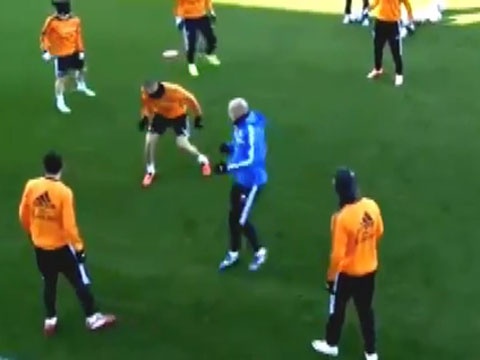 Zidane bi quay nhu chong chong khi phai lam 'ma' hinh anh