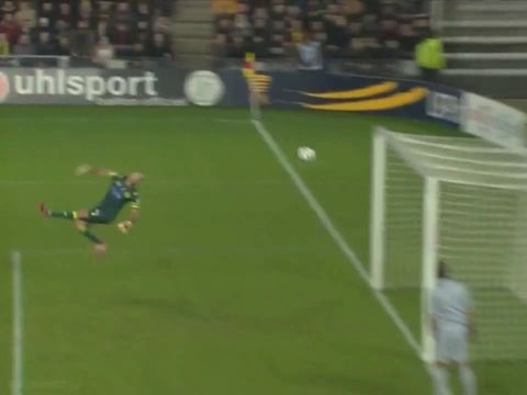 Cu dup an tuong cua Ibrahimovic hinh anh