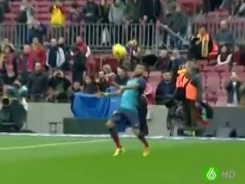 Messi, Alves choi bong chuyen tuyet dinh hinh anh