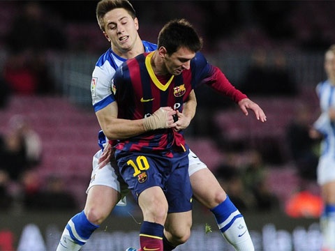 Cau thu Sociedad bat luc lao vao om Messi hinh anh