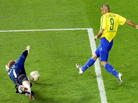 Nhung pha can pha xuat than cua huyen thoai Oliver Kahn hinh anh
