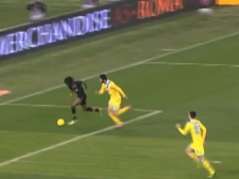 Pha xu ly bong tinh te kho tin cua Gervinho hinh anh