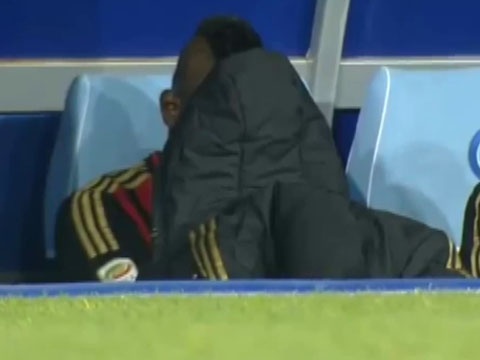 Balotelli khoc rung ruc sau khi roi san hinh anh