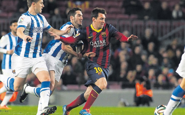 Messi ghi ban giua vong vay 5 cau thu hinh anh