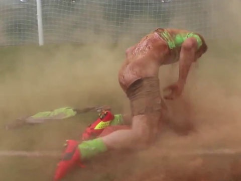 Cau thu bi dong doi hanh ha trong ngay sinh nhat hinh anh