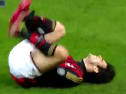 Kaka dau don nam san sau tinh huong tat bong hinh anh