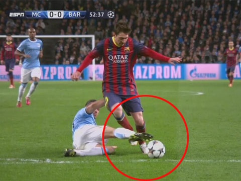 Messi bi pham loi ngoai vong cam, Barca van huong penalty hinh anh