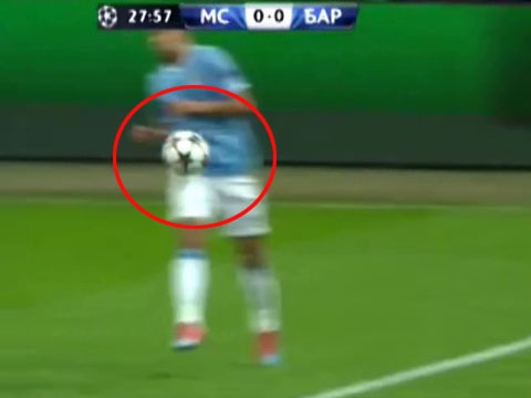 3 sai lam 'chet nguoi' cua trong tai trong tran M.C - Barca hinh anh