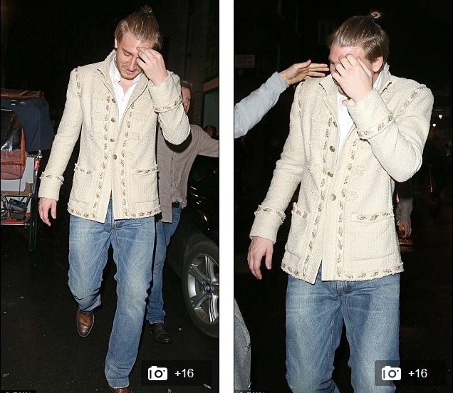 Mac Arsenal tham bai, Bendtner van xe rao toi hop dem hinh anh