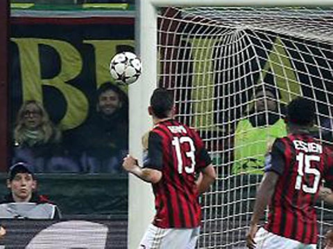 Pha bay nguoi cuu thua xuat than cua Thibaut Courtois hinh anh