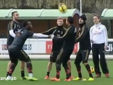 Cau thu Milan choi dau sieu di hinh anh