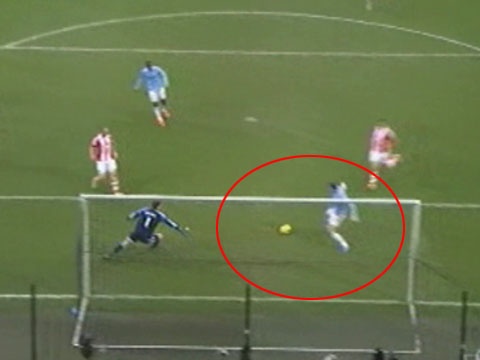 Bo lo khong tuong, Dzeko trut gian len khung thanh Stoke hinh anh