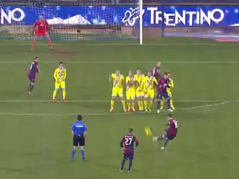 Pepe Reina bat luc truoc pha sut phat tuyet dep hinh anh